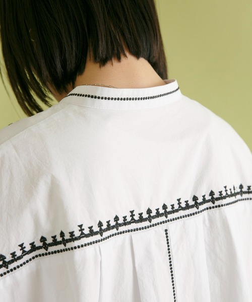 Eimee Law（エイミーロウ）の「トリミング刺繍ドルマンシャツ（シャツ/ブラウス・レディース・オフホワイト/ダークネイビー/黄緑系・38）」の20枚目の写真