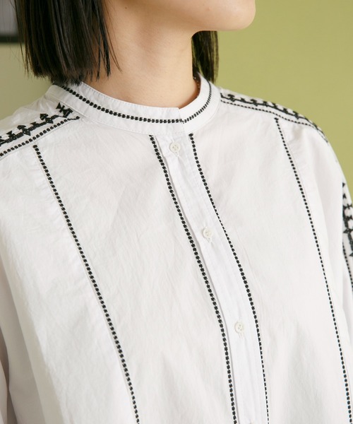 Eimee Law（エイミーロウ）の「トリミング刺繍ドルマンシャツ（シャツ/ブラウス・レディース・オフホワイト/ダークネイビー/黄緑系・38）」の16枚目の写真