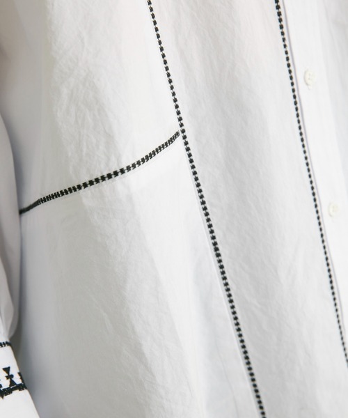 Eimee Law（エイミーロウ）の「トリミング刺繍ドルマンシャツ（シャツ/ブラウス・レディース・オフホワイト/ダークネイビー/黄緑系・38）」の8枚目の写真