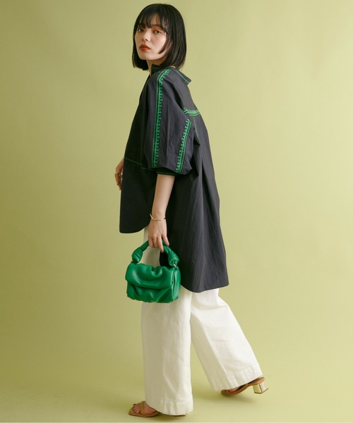 Eimee Law（エイミーロウ）の「トリミング刺繍ドルマンシャツ（シャツ/ブラウス・レディース・オフホワイト/ダークネイビー/黄緑系・38）」の21枚目の写真