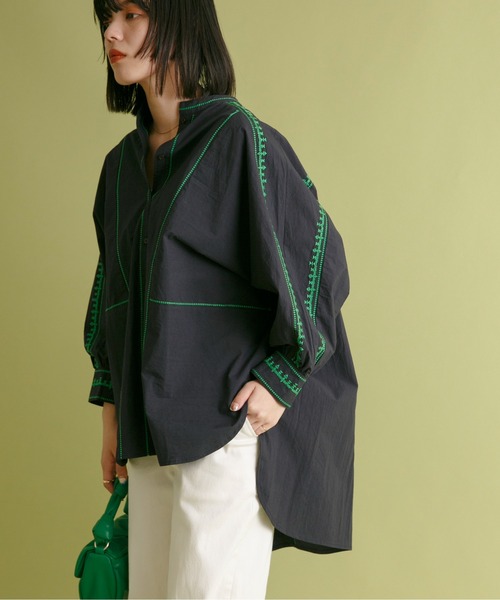 Eimee Law（エイミーロウ）の「トリミング刺繍ドルマンシャツ（シャツ/ブラウス・レディース・オフホワイト/ダークネイビー/黄緑系・38）」の17枚目の写真