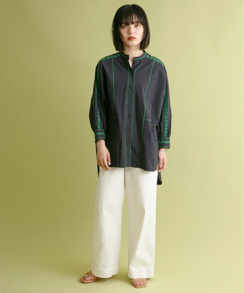 Eimee Law（エイミーロウ）の「トリミング刺繍ドルマンシャツ（シャツ/ブラウス・レディース・オフホワイト/ダークネイビー/黄緑系・38）」の9枚目の写真