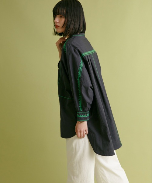 Eimee Law（エイミーロウ）の「トリミング刺繍ドルマンシャツ（シャツ/ブラウス・レディース・オフホワイト/ダークネイビー/黄緑系・38）」の6枚目の写真