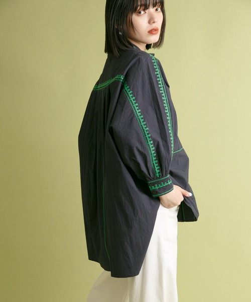 Eimee Law（エイミーロウ）の「トリミング刺繍ドルマンシャツ（シャツ/ブラウス・レディース・オフホワイト/ダークネイビー/黄緑系・38）」の22枚目の写真