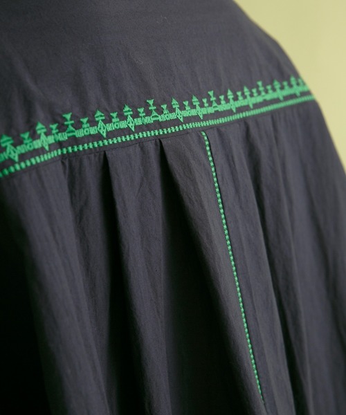 Eimee Law（エイミーロウ）の「トリミング刺繍ドルマンシャツ（シャツ/ブラウス・レディース・オフホワイト/ダークネイビー/黄緑系・38）」の13枚目の写真