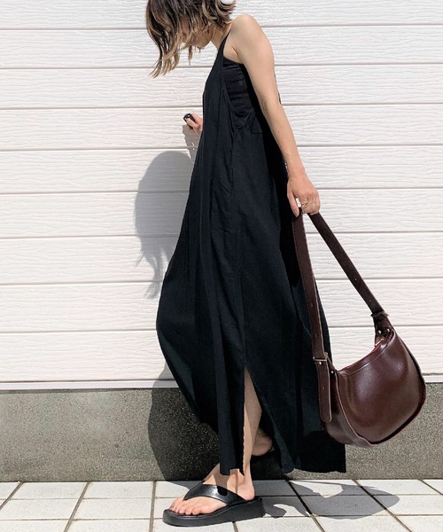 Q（キュー）の「バックシャンキャミワンピース（ワンピース・レディース・ブラック/グリーン・MEDIUM）」の2枚目の写真