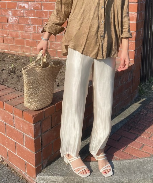 LAUIR（ラウアー）の「サテンライクタックパンツ（その他パンツ・レディース・ブラック/ブラウン系その他/アイボリー/グリーン・MEDIUM/X-LARGE/LARGE）」の2枚目の写真