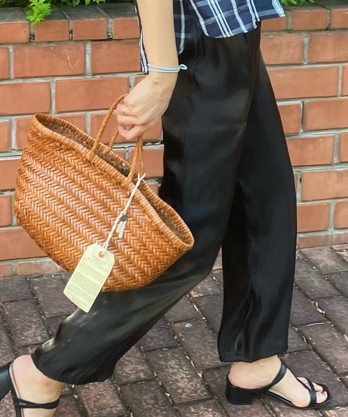 LAUIR（ラウアー）の「サテンライクタックパンツ（その他パンツ・レディース・ブラック/ブラウン系その他/アイボリー/グリーン・MEDIUM/X-LARGE/LARGE）」の3枚目の写真