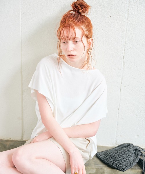 ECRIRE（エクリール）の「バックドレープオーバーサイズコットンTシャツ（Tシャツ/カットソー・レディース・ダークブラウン/オフホワイト/モカ・フリー）」の4枚目の写真