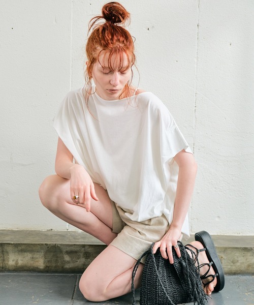 ECRIRE（エクリール）の「バックドレープオーバーサイズコットンTシャツ（Tシャツ/カットソー・レディース・ダークブラウン/オフホワイト/モカ・フリー）」の14枚目の写真