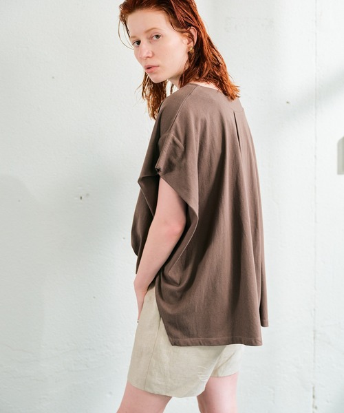 ECRIRE（エクリール）の「バックドレープオーバーサイズコットンTシャツ（Tシャツ/カットソー・レディース・ダークブラウン/オフホワイト/モカ・フリー）」の5枚目の写真