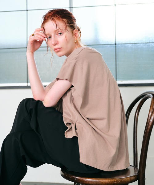 ECRIRE（エクリール）の「バックドレープオーバーサイズコットンTシャツ（Tシャツ/カットソー・レディース・ダークブラウン/オフホワイト/モカ・フリー）」の22枚目の写真