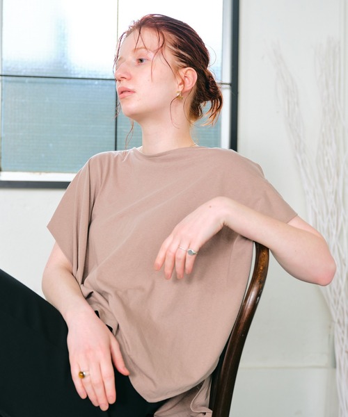 ECRIRE（エクリール）の「バックドレープオーバーサイズコットンTシャツ（Tシャツ/カットソー・レディース・ダークブラウン/オフホワイト/モカ・フリー）」の6枚目の写真