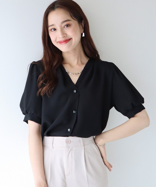 BLUEEAST(ブルーイースト)の「パールドットボタンブラウス(シャツ/ブラウス・レディース・ブラック/ブルー/アイボリー/ベージュ/ブルーグレー/ライトカーキ・MEDIUM)」の3枚目の写真