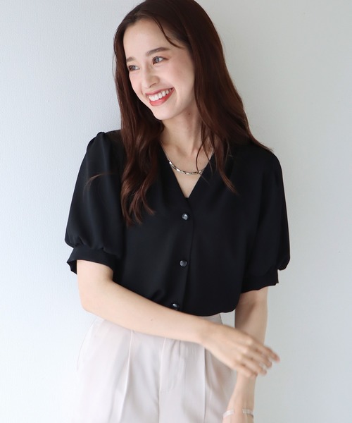 BLUEEAST(ブルーイースト)の「パールドットボタンブラウス(シャツ/ブラウス・レディース・ブラック/ブルー/アイボリー/ベージュ/ブルーグレー/ライトカーキ・MEDIUM)」の17枚目の写真