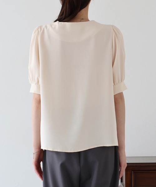 BLUEEAST(ブルーイースト)の「パールドットボタンブラウス(シャツ/ブラウス・レディース・ブラック/ブルー/アイボリー/ベージュ/ブルーグレー/ライトカーキ・MEDIUM)」の14枚目の写真