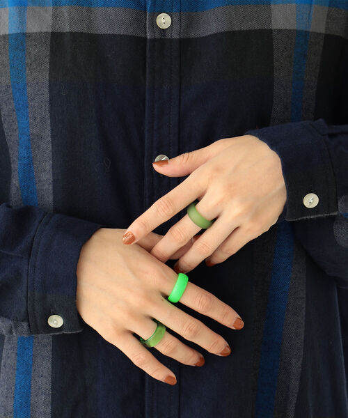 BEAMS BOY（ビームスボーイ）の「BEAMS BOY / アクリル リング 3P（リング・レディース・ホワイト/レッド/イエロー/ブルー/グリーン/パープル・ONE SIZE）」の2枚目の写真