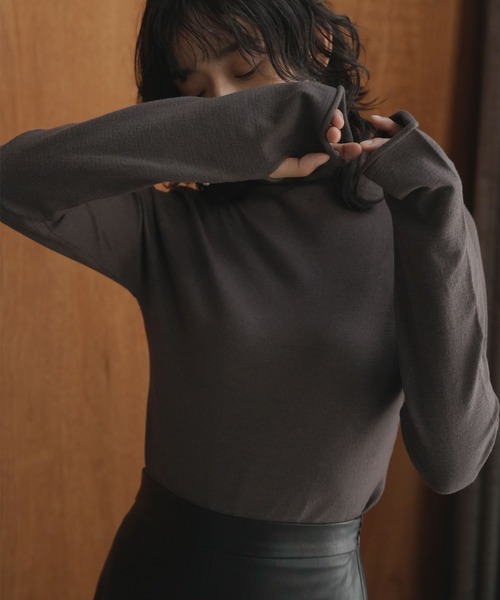 hellam（へラム）の「アームウォーマー袖ハイネックニット（ニット/セーター・レディース・ブラック/パープル/オレンジ/グリーン/アイボリー/その他/杢グレー/レッド/チャコール・FREE）」の4枚目の写真