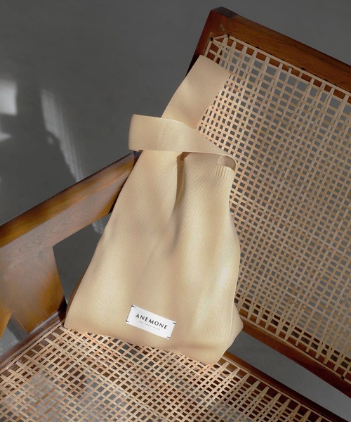 ANEMONE（アネモネ）の「シンプルニットトートバッグ[S]（トートバッグ・レディース・パープル/オレンジ/ターコイズブルー/アイボリー/ダークグレー/イエロー/ピンク/グリーン/ライトピンク/ライトグレー/A/ブルー/ラベンダー/ミント/ライトイエロー/ブラウン/ブラック/ダークパープル/ワイン/E/B/ベージュ/C/D/ネイビー/クリアブルー/H/I/J/F/G/ナチュラル/エメラルド/レッド・FREE）」の2枚目の写真