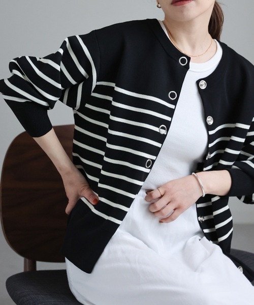 ap retro（アプレトロ）の「【選べるデザイン】前後2wayクルーネックスナップカーディガン（カーディガン/ボレロ・レディース・ブラック/ライトグレー/グリーン/ホワイト×ブラック/ブラック×ホワイト/アイボリー/ブラウン/ホワイト×ブルー/ライトグリーン/レッド/ネイビー/ブラック系その他/ホワイト系その他/ネイビー×ホワイト/グレイッシュベージュ/ホワイト×ネイビー・FREE）」の7枚目の写真