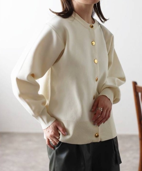 ap retro（アプレトロ）の「【選べるデザイン】前後2wayクルーネックスナップカーディガン（カーディガン/ボレロ・レディース・ブラック/ライトグレー/グリーン/ホワイト×ブラック/ブラック×ホワイト/アイボリー/ブラウン/ホワイト×ブルー/ライトグリーン/レッド/ネイビー/ブラック系その他/ホワイト系その他/ネイビー×ホワイト/グレイッシュベージュ/ホワイト×ネイビー・FREE）」の5枚目の写真