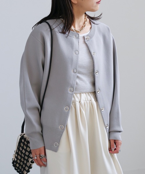 ap retro（アプレトロ）の「【選べるデザイン】前後2wayクルーネックスナップカーディガン（カーディガン/ボレロ・レディース・ブラック/ライトグレー/グリーン/ホワイト×ブラック/ブラック×ホワイト/アイボリー/ブラウン/ホワイト×ブルー/ライトグリーン/レッド/ネイビー/ブラック系その他/ホワイト系その他/ネイビー×ホワイト/グレイッシュベージュ/ホワイト×ネイビー・FREE）」の22枚目の写真