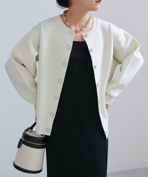 ap retro（アプレトロ）の「【選べるデザイン】前後2wayクルーネックスナップカーディガン（カーディガン/ボレロ・レディース・ブラック/ライトグレー/グリーン/ホワイト×ブラック/ブラック×ホワイト/アイボリー/ブラウン/ホワイト×ブルー/ライトグリーン/レッド/ネイビー/ブラック系その他/ホワイト系その他/ネイビー×ホワイト/グレイッシュベージュ/ホワイト×ネイビー・FREE）」の17枚目の写真