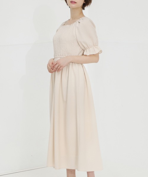 Honeys(ハニーズ)の「シャーリングワンピース(ワンピース・レディース・ライトベージュ/ブラック/ブルー・L/S/LL/M)」の4枚目の写真