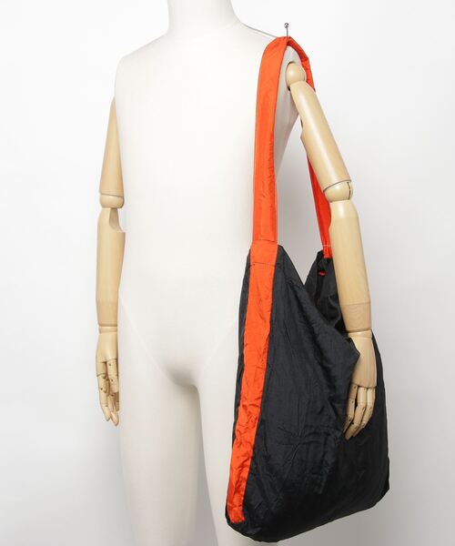 TICKETTOTHEMOON（チケットトゥザムーン）の「【 TICKET TO THE MOON / チケットトゥザムーン 】エコスーパーマーケットバッグ ナイロン パッカブル ショルダーバッグ TMSB ECOBAG CUR（ショルダーバッグ・レディース・ホワイト/ブラック/バーガンディー/ブラック系/ネイビー・FREE）」の8枚目の写真