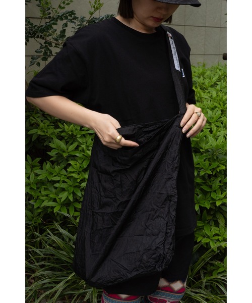 TICKETTOTHEMOON（チケットトゥザムーン）の「【 TICKET TO THE MOON / チケットトゥザムーン 】エコスーパーマーケットバッグ ナイロン パッカブル ショルダーバッグ TMSB ECOBAG CUR（ショルダーバッグ・レディース・ホワイト/ブラック/バーガンディー/ブラック系/ネイビー・FREE）」の2枚目の写真