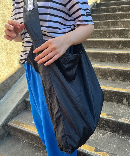 TICKETTOTHEMOON（チケットトゥザムーン）の「【 TICKET TO THE MOON / チケットトゥザムーン 】エコスーパーマーケットバッグ ナイロン パッカブル ショルダーバッグ TMSB ECOBAG CUR（ショルダーバッグ・レディース・ホワイト/ブラック/バーガンディー/ブラック系/ネイビー・FREE）」の17枚目の写真