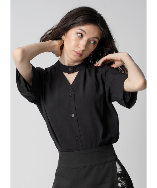 Adoon plain（アドーンプレーン）の「トライアングルネックブラウス / 半袖（シャツ/ブラウス・レディース・ホワイト/ブラック/ライトベージュ・FREE）」の3枚目の写真