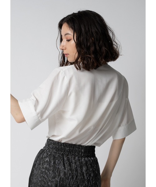 Adoon plain（アドーンプレーン）の「トライアングルネックブラウス / 半袖（シャツ/ブラウス・レディース・ホワイト/ブラック/ライトベージュ・FREE）」の14枚目の写真