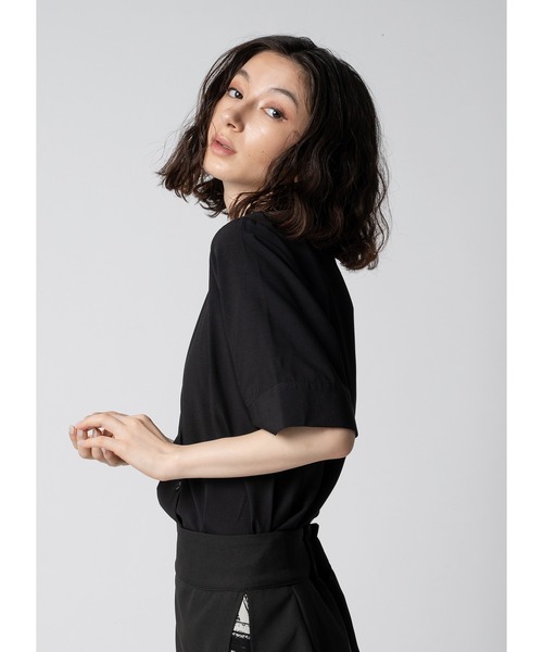 Adoon plain（アドーンプレーン）の「トライアングルネックブラウス / 半袖（シャツ/ブラウス・レディース・ホワイト/ブラック/ライトベージュ・FREE）」の19枚目の写真