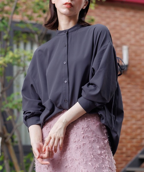 mili an deni(ミリアンデニ)の「エステルPUバックドロストオーバーシャツ(シャツ/ブラウス・レディース・ブラック/チャコールグレー/アイボリー・M)」の3枚目の写真