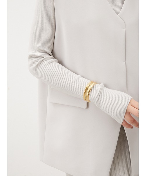 Mila Owen(ミラオーウェン)の「ボリュームラインバングル(バングル/リストバンド・レディース・ゴールド/シルバー・FREE)」の3枚目の写真