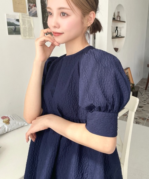 moment+(モーメントプラス)の「エンボスふくれフラワージャガード バックリボンパフスリーブペプラム半袖プルオーバー(シャツ/ブラウス・レディース・ブラック/アイボリー/ネイビー/ブルー/ピンク・M/L)」の3枚目の写真