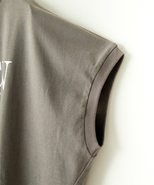 AMERICANA（アメリカーナ）の「【CanCam 7月号掲載】[Americana×JEANS FACTORY/アメリカーナ×ジーンズファクトリー] 別注 ラウンドヘム ロゴTシャツ（Tシャツ/カットソー・レディース・チャコール/ホワイト/ブラック・F）」の5枚目の写真