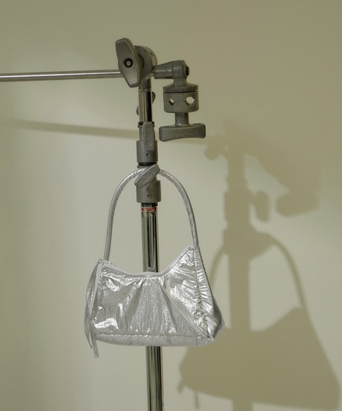 SALON adam et rope'（サロン アダム エ ロペ）の「【kokyo（コキヨ）】Trapecio Mini Bag（ハンドバッグ・レディース・シルバー・FREE）」の2枚目の写真