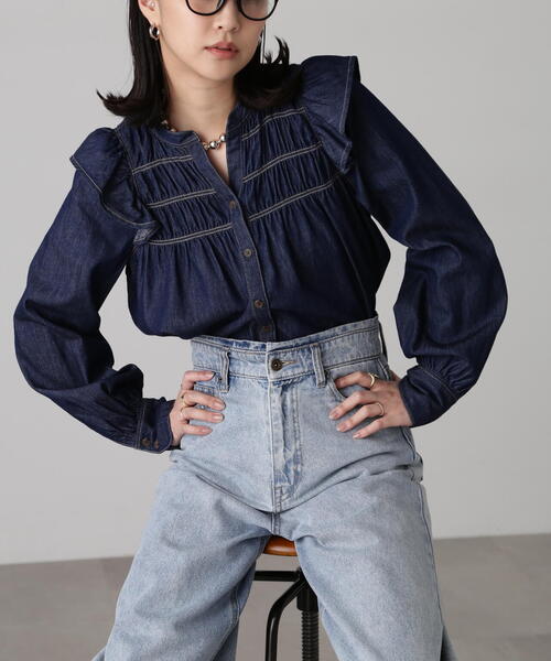 FREE'S MART（フリーズマート）の「フロントシャーリングデニムブラウス（シャツ/ブラウス・レディース・ホワイト系その他/ワンウォッシュ/ライトインディゴブルー・FREE）」の3枚目の写真