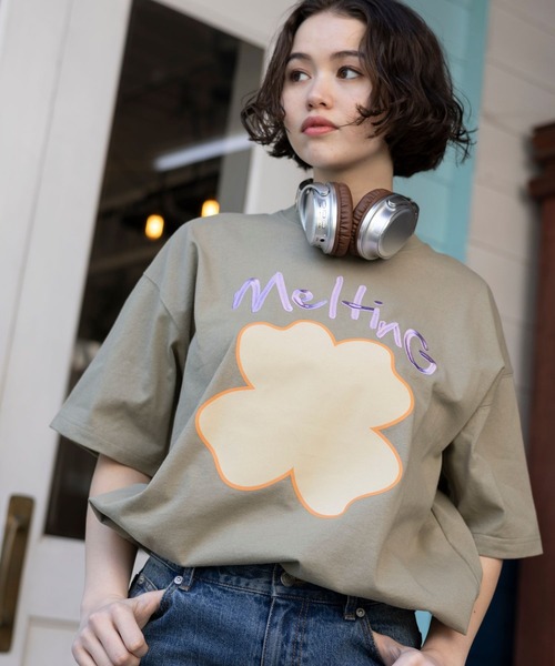 PBLIM(ページボーイリム)の「PBLIM/クローバーモチーフT(Tシャツ/カットソー・レディース・ネイビー/カーキ/クリーム・MEDIUM/LARGE)」の2枚目の写真