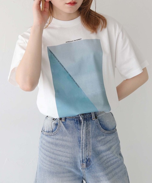HER CLOSET（ハークローゼット）の「【HER CLOSET】WEB限定NEWニュアンスパネルロゴTシャツ WEB LIMITED NEW NUANCE PANEL LOGO T-SHIRT（Tシャツ/カットソー・レディース・ブラウン/チャコール/サックスブルー/グレイッシュベージュ・L/M/S）」の4枚目の写真