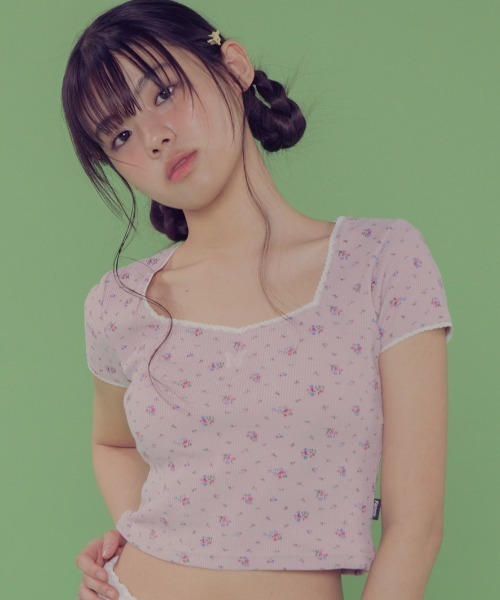FANCY CLUB(ファンシークラブ)の「A'GEM/9 × .kom 『 FANCY CLUB/ファンシークラブ』 FLORAL LACE TEE TEE/フローラル 半袖カットソー(Tシャツ/カットソー・レディース・ブラック/ピンク/アイボリー・FREE)」の3枚目の写真