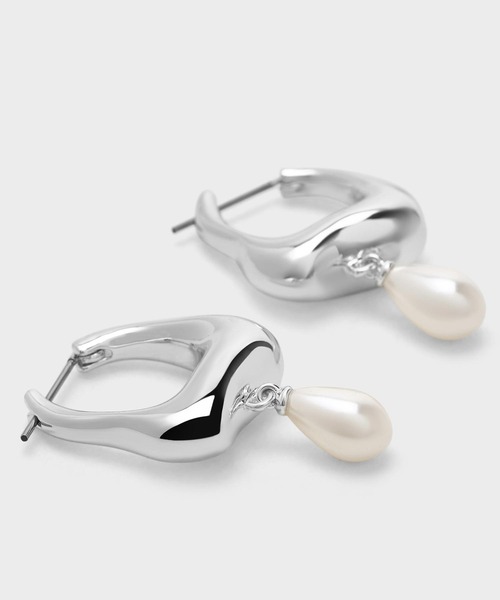 CHARLES & KEITH(チャールズ & キース)の「Corrine コリーヌ ティアドロップパールフープピアス(ピアス(両耳用)・レディース・シルバー/ゴールド系その他/ゴールド系その他2・FREE)」の12枚目の写真