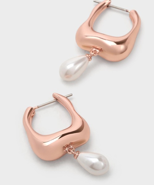 CHARLES & KEITH(チャールズ & キース)の「Corrine コリーヌ ティアドロップパールフープピアス(ピアス(両耳用)・レディース・シルバー/ゴールド系その他/ゴールド系その他2・FREE)」の9枚目の写真