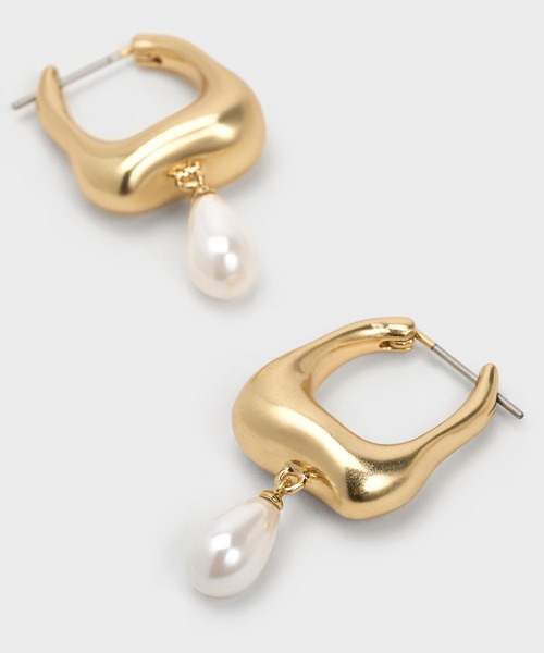 CHARLES & KEITH(チャールズ & キース)の「Corrine コリーヌ ティアドロップパールフープピアス(ピアス(両耳用)・レディース・シルバー/ゴールド系その他/ゴールド系その他2・FREE)」の6枚目の写真