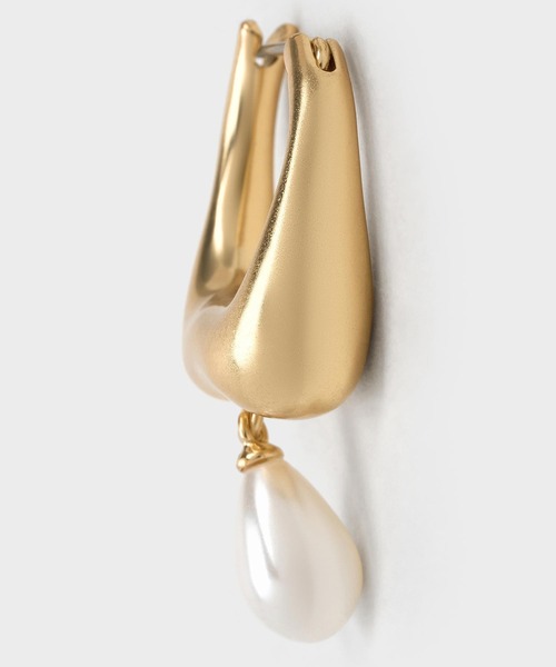 CHARLES & KEITH(チャールズ & キース)の「Corrine コリーヌ ティアドロップパールフープピアス(ピアス(両耳用)・レディース・シルバー/ゴールド系その他/ゴールド系その他2・FREE)」の5枚目の写真