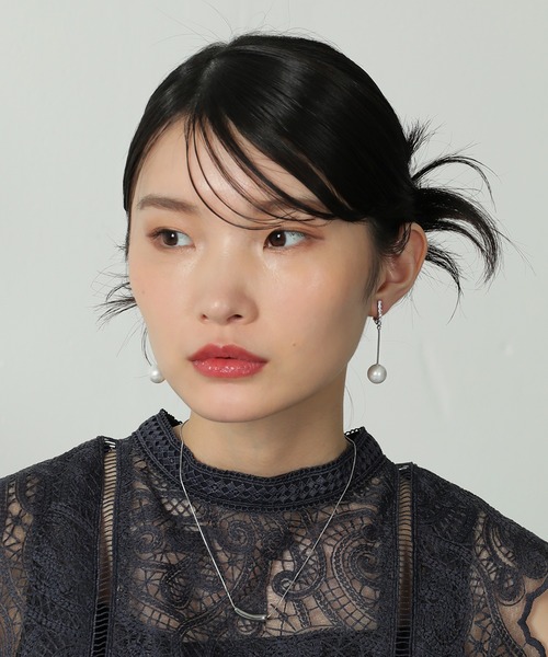 Kana(カナ)の「パール ビジュー シンプル ドロップ イヤリング パーティー 結婚式 オケージョン(イヤリング・レディース・ゴールド/シルバー・フリー)」の5枚目の写真