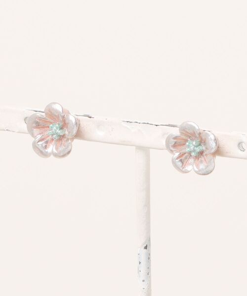 tone（トーン）の「【papillon】お花ピアス (MA)（ピアス（両耳用）・レディース・パープル/ベージュ/オレンジ/ピンク/バイオレット・FREE）」の4枚目の写真