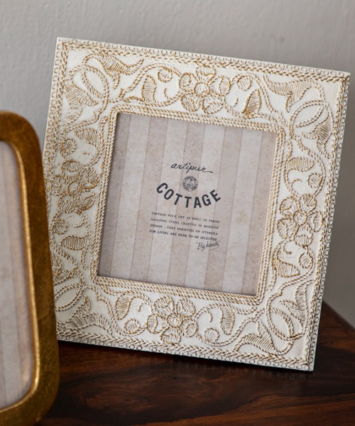 MILLION CARATS（ミリオンカラッツ）の「アンティークの美しさでアートスペースを演出するフォトフレーム（フォトフレーム・レディース・オフホワイト/ゴールド・FREE）」の12枚目の写真